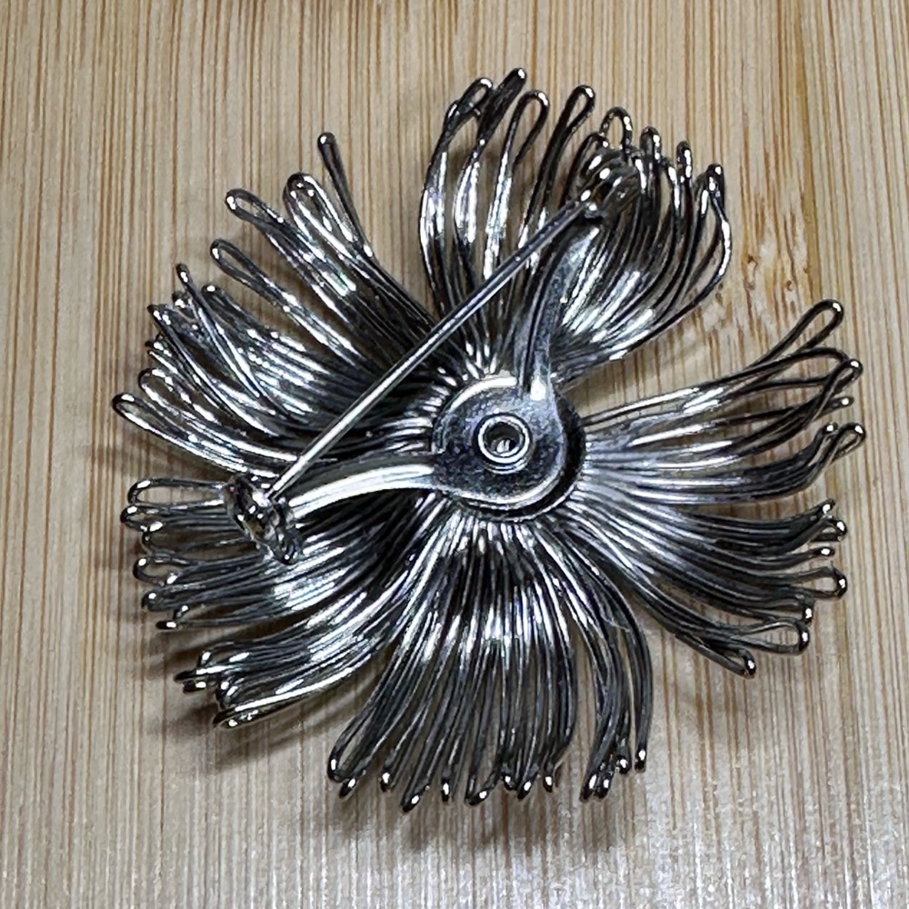 Vintage silver-tone flower brooch/pin with dark rhinestones - Picture 4 of 6